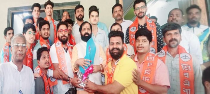 गोरेगांव संत रोहिदास नगर मधील तरुणांचे शिवसेना शिंदे गटात जाहीर प्रवेश