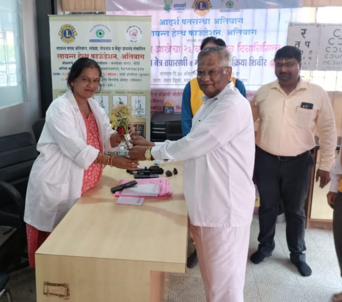 आदर्श पतसंस्थेतर्फे आयोजित शिबिरात ११० जणांची नेत्रतपासणी
