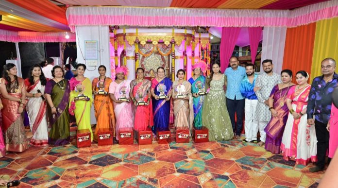 अलिबाग येथील शितोळे आळी मित्र मंडळ तर्फे नवदुर्गांचा सन्मान