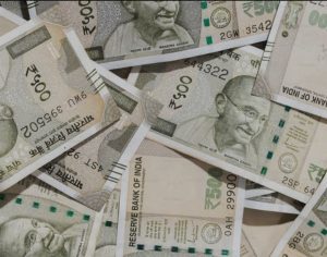 गोंधळपाडा रस्त्यावर पडला पैशाचा पाऊस अनेकांची झाली दिवाळी , पैसे राजकारण्यांचे की सामान्यांचे प्रश्न अनुत्तरीत