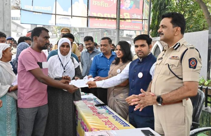 जिल्हाधिकाऱ्यांच्या हस्ते वोटर स्लिप चे नागरिकांना वाटप