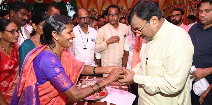 गर्दीतून मार्ग काढत महिलेने केले मुनगंटीवार यांचे औक्षण