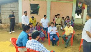 रस्त्यासाठी लाखो रुपये खर्चूनही आदिवासी महिलेचा मृतदेह आणला चार किलोमीटर झोळीतून
