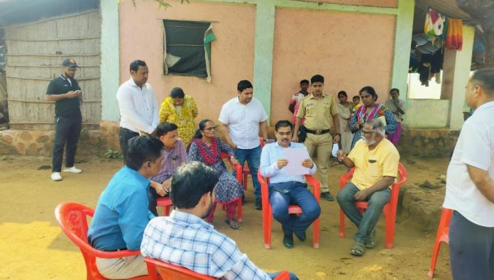 रस्त्यासाठी लाखो रुपये खर्चूनही आदिवासी महिलेचा मृतदेह आणला चार किलोमीटर झोळीतून