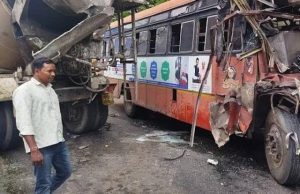 ट्रेलरची बसला धडक; 17 प्रवासी जखमी