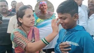 उरणमधील करंजा येथील ११ वर्षीय जलतरणपटू मयंक म्हात्रे याने रचला इतिहास; ठरला पहिला जलतरणपटू*