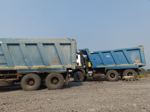 धनदांडग्यांनी जिल्हा प्रशासनाचे आदेश चिरडले डंम्पर खाली*