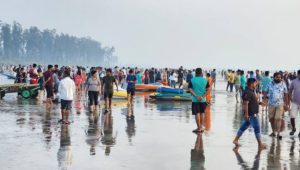रायगडचे किनारे पर्यटकांनी गजबजले, पर्यटन हंगामाला सुगीचे दिवस