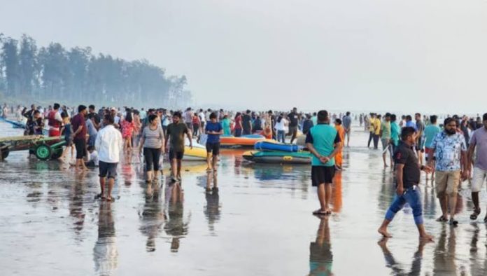रायगडचे किनारे पर्यटकांनी गजबजले, पर्यटन हंगामाला सुगीचे दिवस