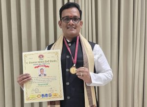 लेखक अतिश म्हात्रे यांना मानद डॉक्टरेट पदवीने सन्मानित