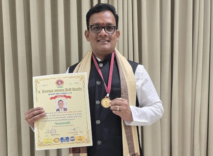लेखक अतिश म्हात्रे यांना मानद डॉक्टरेट पदवीने सन्मानित