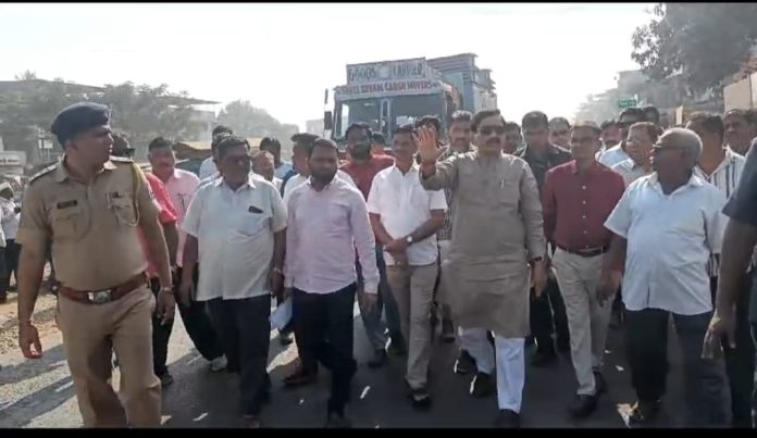 कोलाड नाक्यावरील उड्डाण पुल व रस्त्याची खासदार सुनिल तटकरे यांच्या कडून पाहणी,