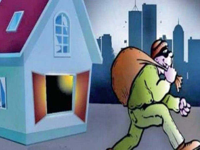 अज्ञात चोरट्या व्यक्तिने केली बंद असलेल्या घरी केली चोरि