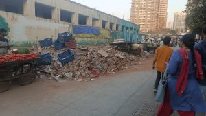 गोरेगाव पश्चिम प्रेम नगर मधील रस्त्यावर वीट रॅबिट चा ढीग, होतेय वाहतूक कोंडी, महापालिकेचा दुर्लक्ष.