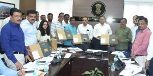 ई-गव्हर्नन्सची अंमलबजावणी ; ग्राम महसूल अधिकारी, मंडळ अधिकाऱ्यांना लॅपटॅापचे वाटप