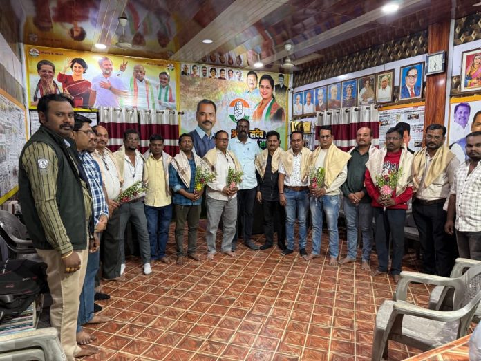 पत्रकारदिनी काँग्रेस तर्फे पत्रकार बांधवांचे शाल व पुष्पगुच्छ देऊन सत्कार