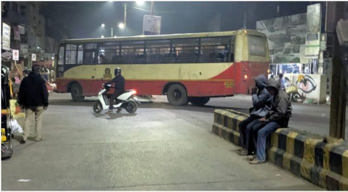 ट्रैफिक जाम करणा-या अलिबाग एस.टी.स्टॅंड समोरील दुभाजकांची लांबी कमी करा.