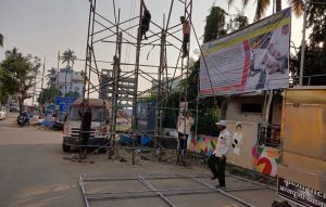 धोकादायक अनधिकृत होर्डींग अखेर अलिबाग नगरपरिषदेने हटविली.