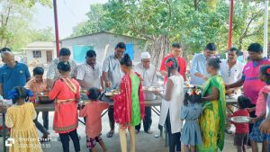 नवरात्र उत्सव मंडळा कडून प्रजासत्ताक दिनानिमित्त अन्नदान