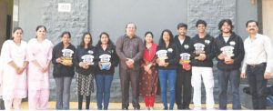 विद्यार्थ्यांनी दिल्ली कर्तव्यपथावर सादर केले पारंपारिक नृत्य