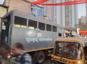 गोरेगांव प्रेम नगर मधे फेरीवाल्यांमध्ये जागेच्या वादावरून तुफान हाणामारी.