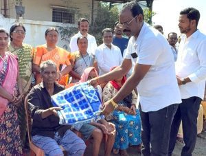 काँग्रेस तर्फे खासदार प्रतिभाताई धानोरकर यांच्या वाढदिवसा निमित्त वृद्धाश्रमात कंबल व खाद्यपदार्थ वितरण