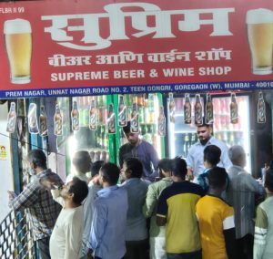 बीअर शॉपी बाहेरच, रंगते तळीरामांची मैफिल, पोलीस प्रशासनाचा मात्र दुर्लक्ष: