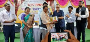 पत्रकारांनी कांहीं तत्व जपली नाहीत तर बदलत्या काळात पत्रकारांबाबत असलेला आदरभाव कमी होईल ज्येष्ठ पत्रकार हेमंत देसाई यांचे प्रतिपादन