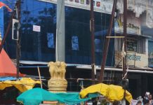 गोरेगाव बस स्टॉप चौकातील राष्ट्रीय प्रतीक अशोक स्तंभ अतिक्रमण आणि अस्वच्छतेच्या विळख्यात